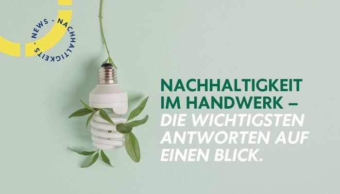 Eine spiralförmige Glühbirne mit umwickelten grünen Blättern auf hellgrünem Hintergrund symbolisiert Nachhaltigkeit im Handwerk. Der Text auf Deutsch lautet: NACHHALTIGKEIT IM HANDWERK – DIE WICHTIGSTEN ANTWORTEN AUF EINEM BLICK. Kreisförmiges gelbes Nachrichtensymbol oben links.